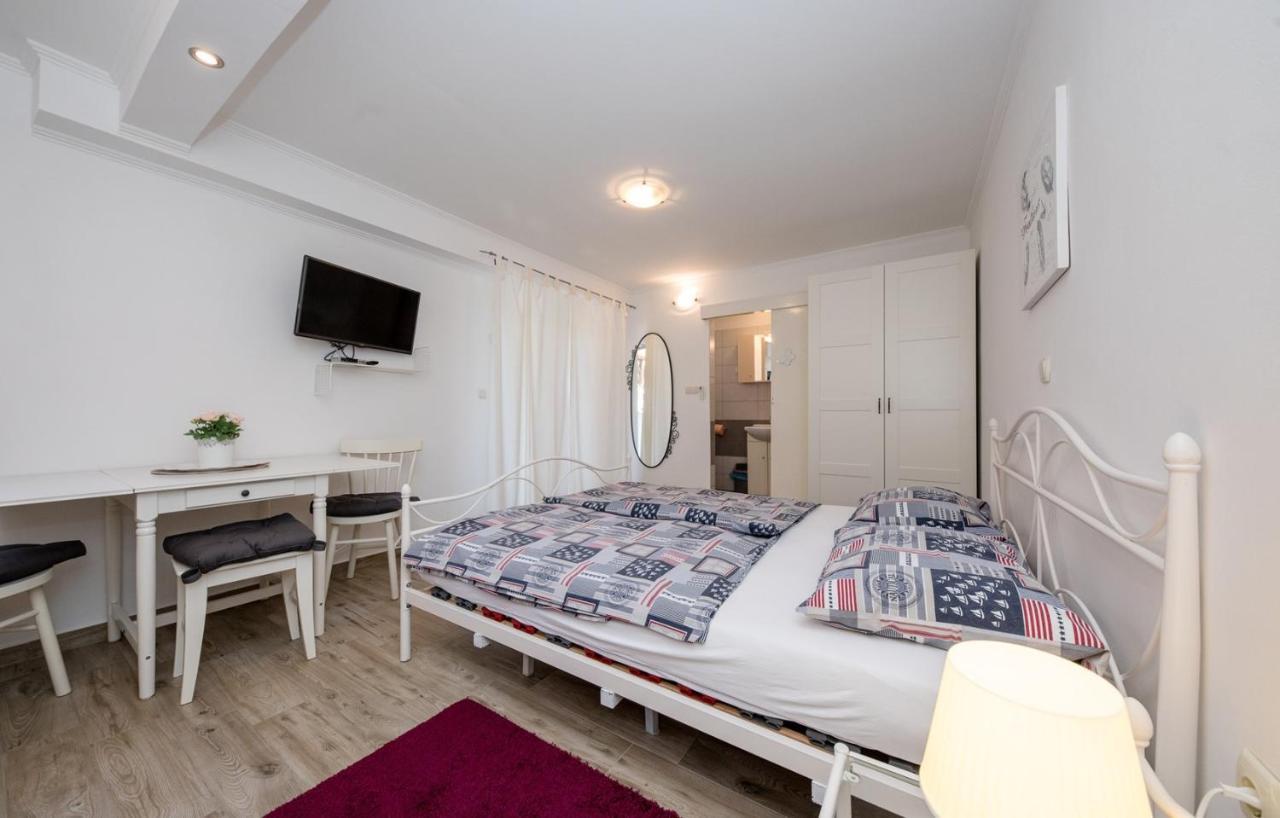 Apartments Makaus Supetarska Draga Bagian luar foto